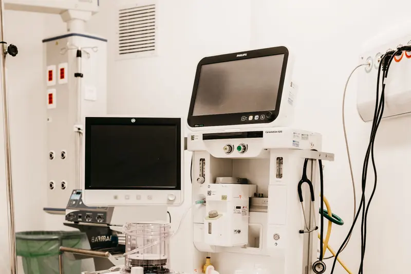 Equipo de anestesia y monitoreo en hospital, imagen ilustrativa.