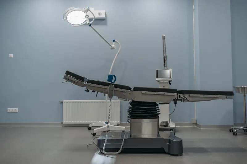 Equipamiento en quirófano, imagen ilustrativa de aplicaciones quirúrgicas.