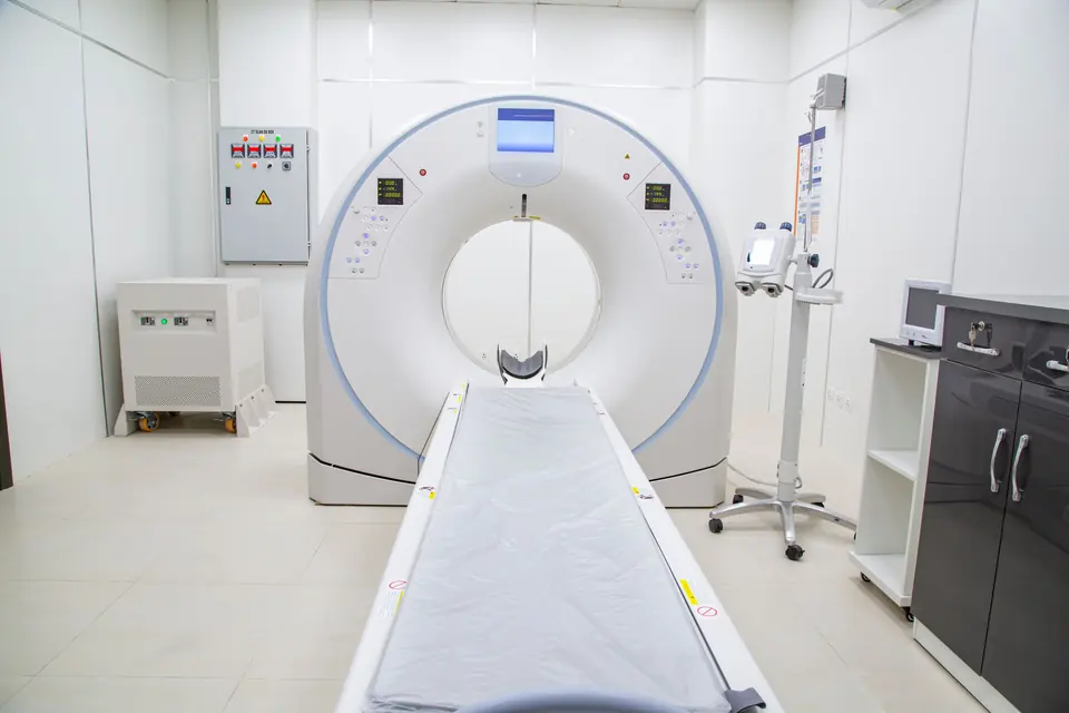 Tomógrafo en una sala hospitalaria moderna. Fotografía ilustrativa; no representa inventario de MEDNOVA.